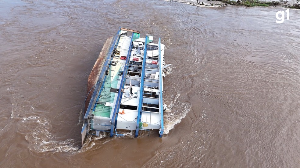Barco Hospital afundando no rio Mamoré — Foto: Leonardo Mendes