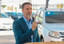 Decisão do ministro Cristiano Zanin atendeu pedido da Alero e determinou a suspensão da tramitação do processo no TJRO  Porto Velho, RO – O ministro Cristiano Zanin, do Supremo Tribunal Federal (STF), determinou a suspensão da Ação Direta de Inconstitucionalidade (ADI) nº 0805034-60.2025.8.22.0000, em trâmite no Tribunal de Justiça de Rondônia (TJRO), que questiona a Lei Complementar estadual nº 1.274/2025. A norma, aprovada pelos deputados estaduais esse ano, institui o “Programa Estadual de Regularização Ambiental Diferenciado da Reserva Extrativista Jaci-Paraná”.  O pedido partiu da Assembleia Legislativa de Rondônia (Alero), através da Advocacia Geral, que informou ao STF a existência da ação idêntica no TJRO e que tinha julgamento previsto para o último dia 20 de outubro. A Casa de Leis alegou risco de decisões conflitantes, já que o mesmo texto legal é objeto de impugnação na ADI 7.819/RO, ajuizada pelo Partido Verde (PV) perante o Supremo.  Lei beneficia quem está na Reserva  O Advogado Geral Adjunto da Assembleia Legislativa, Miqueias José Teles Figueiredo, explicou que a Lei Complementar aprovada recentemente dispõe sobre a criação de um programa estadual de regularização ambiental diferenciada na Reserva Jaci-Paraná.  “É o chamado PERAD-RO, que regulariza a ocupação que já está consolidada das pessoas que moram, que estão lá na Reserva, porque existem várias ações que estão tramitando no TJ de Rondônia, para expropriar, para expulsar esse povo, e aí o que essa lei fez foi trazer um programa de regularização social ambiental para prever forma de regularização dessa ocupação que já está consolidada lá há décadas sem perder de vista a importância socioambiental da área”.  As ações alegam que a Lei é inconstitucional porque afronta a Constituição Federal. “Então nós temos a Ação Direta de Inconstitucionalidade que tramita aqui no TJ, e a ADI que tramita no STF. Assim, nós fizemos um pedido de liminar para o ministro Cristiano Zanni, lá na ADI que tramita no STF, para que ele suspendesse a tramitação da ADI em Rondônia, enquanto se resolve a ação na Suprema Corte. E houve a decisão como pedimos. Então hoje, a ADI daqui do TJ de Rondônia está suspensa a tramitação até julgamento definitivo da ADI no STF”.  Na justificativa dos deputados para a aprovação da Lei, foi levado em consideração a ocupação das pessoas que estão na Reserva Jaci- Paraná há várias décadas.  “Ou seja, ao invés de você expulsar e aí simplesmente jogar esse pessoal ao relento, a Lei regulariza essa ocupação, mas, com condicionantes. Há alguns requisitos que precisam ser preenchidos”, destacou.  Decisão  Na decisão liminar que suspendeu o julgamento em Rondônia, o ministro Zanin citou precedentes firmados pelo próprio STF segundo os quais, quando há ações simultâneas contra a mesma norma e com fundamento em dispositivos constitucionais de reprodução obrigatória, deve prevalecer a jurisdição da Suprema Corte. Essa medida, segundo o relator, preserva a unidade da interpretação constitucional e evita julgamentos divergentes.  O ministro relembrou casos anteriores, como as ADIs 1.423 e 7.662 e a Arguição de Descumprimento de Preceito Fundamental (ADPF) 190, que consolidaram a orientação de suspender os processos nos tribunais estaduais até que o STF julgue o mérito da controvérsia. Ele também citou doutrina dos juristas Gilmar Mendes e Paulo Gustavo Gonet Branco, que defendem a prevalência do efeito vinculante do Supremo em matérias com parâmetros nacionais obrigatórios.  Zanin reconheceu que tanto a ADI 7.819/RO, em análise no STF, quanto a ADI em trâmite no TJRO questionam a mesma lei estadual. Diante dessa identidade, determinou “desde já” o sobrestamento da ação no tribunal rondoniense até o julgamento definitivo do Supremo.  Texto: Elianio Nascimento    Comments Responsive Advertisement